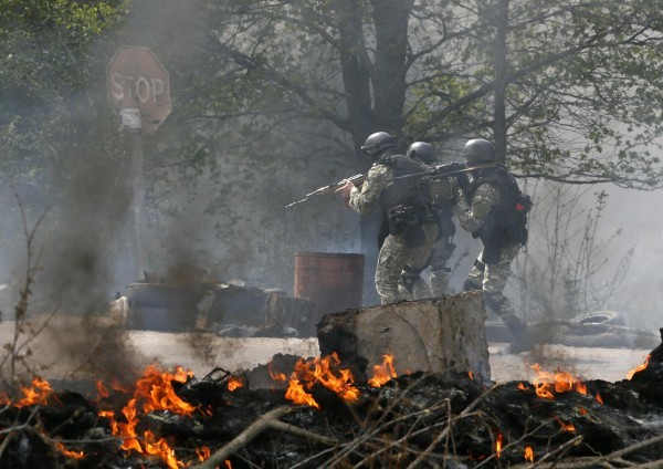 Βίντεο: Πυροβολισμοί στο Σλαβιάνσκ - Ουκρανικά άρματα μάχης στην πόλη